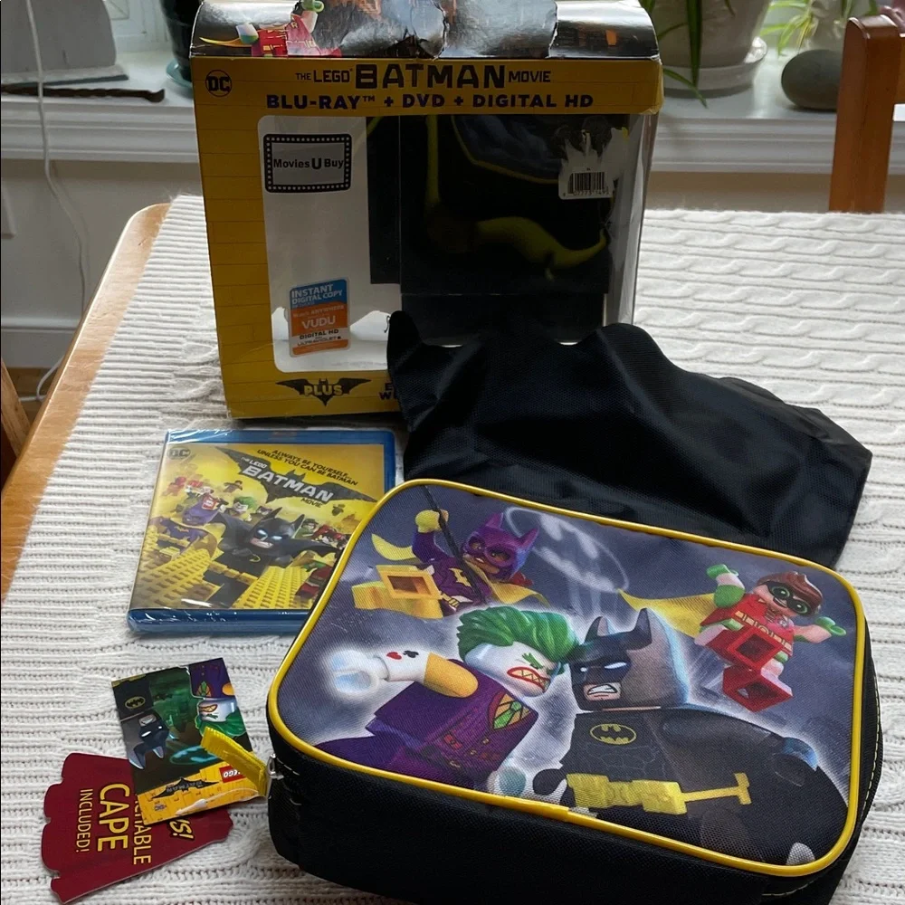 New Lego Batman Movie Blu-Ray and DVD lunchbox removable cape 2017 Warner Bros